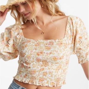 Adorable, billabong floral crop top with puff sleeves 💗💗💗